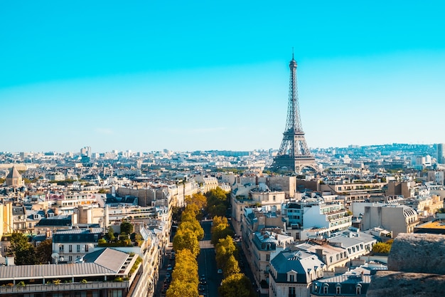 Photo gratuite paysage urbain de paris sous la lumière du soleil et un ciel bleu en fra