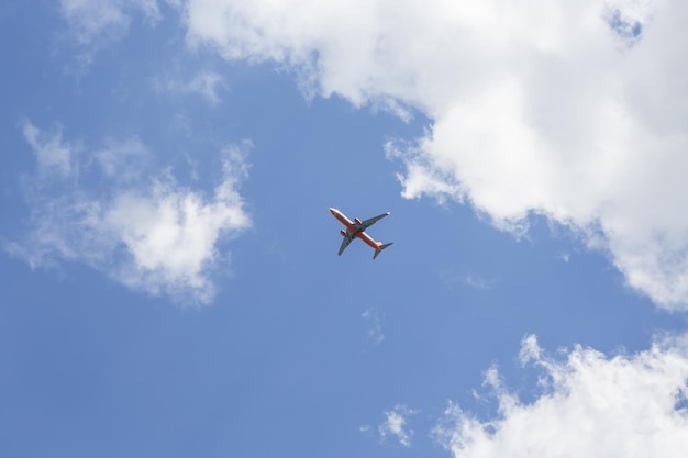 Photo gratuite photo panoramique d'un avion volant sous un magnifique paysage nuageux