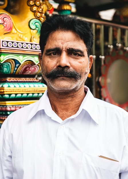 Photo gratuite portrait de l'homme indien au temple