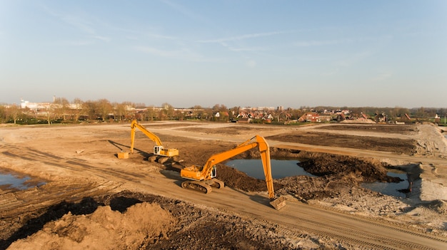 Photo gratuite prise de vue en plongée de deux excavatrices sur un chantier de construction
