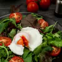 Photo gratuite salade grand angle avec oeuf au plat et tomates