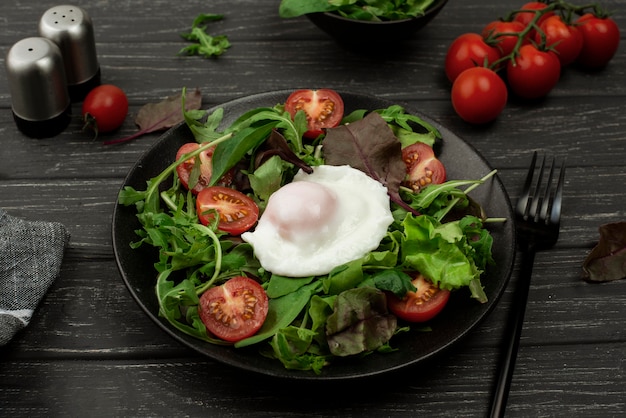 Photo gratuite salade grand angle avec œuf au plat