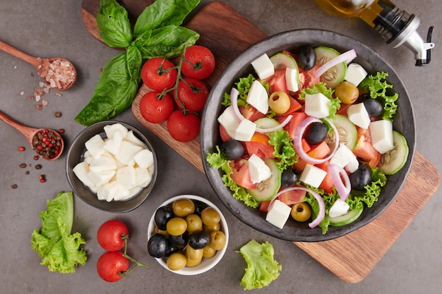 Photo gratuite salade grecque classique de légumes frais, concombre, tomate, poivron, laitue, oignon rouge, fromage feta et olives à l'huile d'olive. nourriture saine, vue de dessus