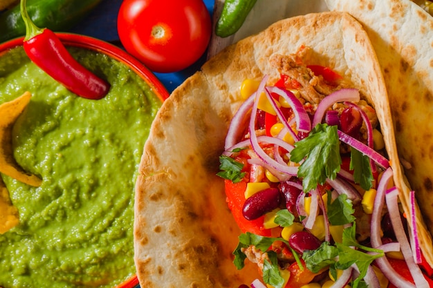 Photo gratuite taco mexicain et guacamole