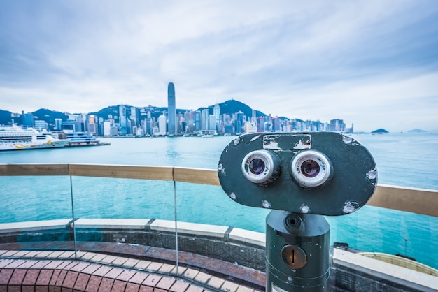 Photo gratuite télescope à monnaie dans le port victoria de hong kong, en chine.