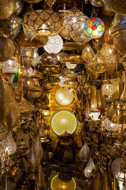 Photo gratuite vue verticale du magasin d'éclairage dans un marché de marrakech