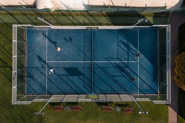Photo gratuite vue de dessus des gens jouant au paddle-tennis
