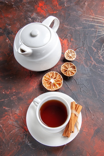Photo gratuite vue de dessus tasse de thé avec bouilloire sur table sombre thé cérémonie couleur sombre