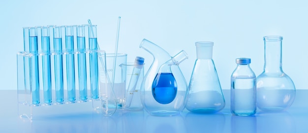 Photo gratuite verrerie de laboratoire avec fond bleu