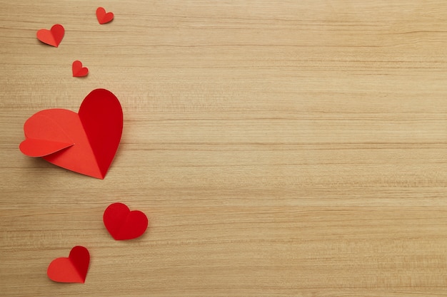 Coeur de papier rouge Saint Valentin sur bois