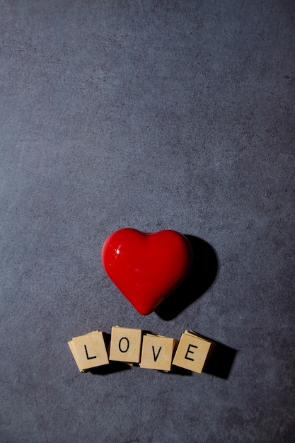 Coeur rouge avec des blocs affichant un message d'amour