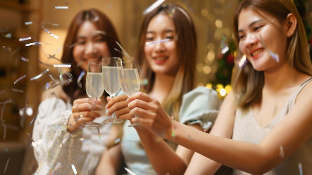 Concept de célébration du nouvel an Jeune beau groupe tintant du champagne avec plaisir dans la fête du nouvel an