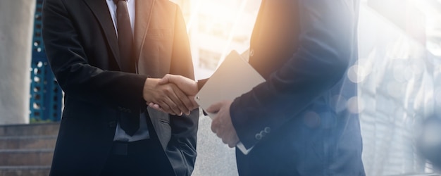 Photo concept de négociation et de réussite réussi, deux hommes d'affaires se serrent la main après avoir parlé et réussi dans l'accord d'investissement