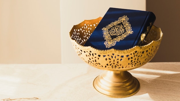 Photo concept de ramadan avec coran dans un bol