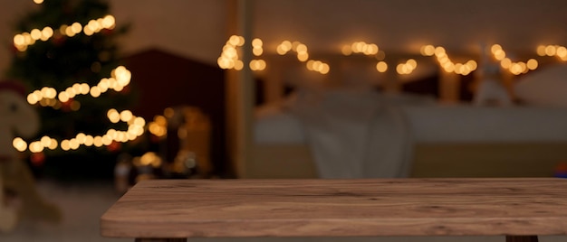 Copiez l'espace sur une table en bois au-dessus d'une chambre floue avec un sapin de Noël la nuit