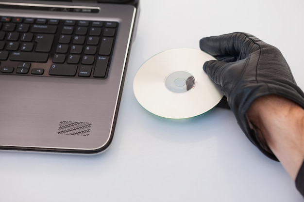 Photo cambrioleur piratage et mettre un cd-rom dans un ordinateur portable