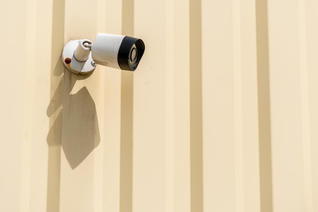 Photo une caméra de vidéosurveillance est installée sur la façade d'un bâtiment systèmes de vidéosurveillance systèmes de sécurité numérique et de protection contre le vol technologies numériques caméra cctv sur le mur