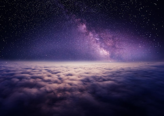 Photo ciel étoilé au-dessus des nuages ou du brouillard. vue depuis le drone. ambiance mystique ou magique.