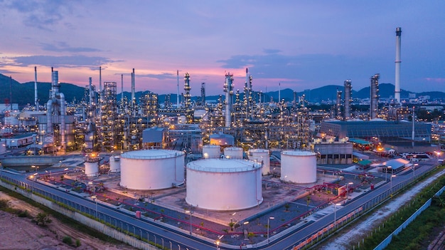 Photo aerial top view réservoir de pétrole et de gaz chimique avec usine de raffinage de pétrole