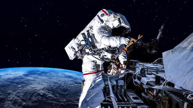 L'astronaute astronaute fait une sortie dans l'espace tout en travaillant pour une mission de vol spatial