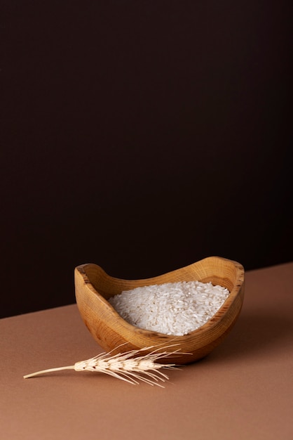 Bol avec arrangement de riz et de grains