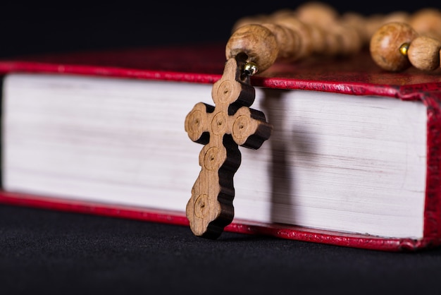 Photo bible et croix dans le concept religieux