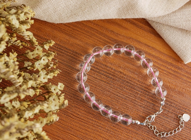 Photo bracelet en cristal de quartz vue de dessus sur fond en bois