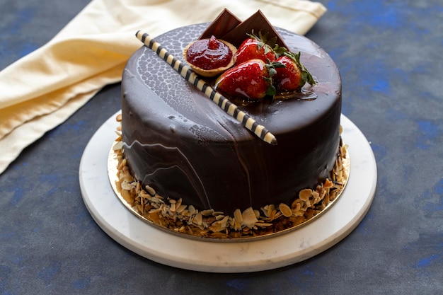 Photo gâteau au chocolat framboise fraise vista gâteau gâteau d'anniversaire sur la table