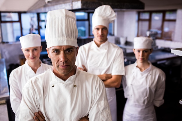 Photo groupe de chefs debout dans la cuisine
