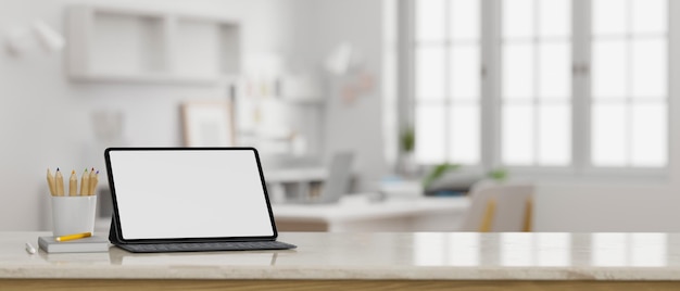 Dessus de table avec maquette de tablette numérique et espace de copie sur un bureau à domicile blanc flou en arrière-plan