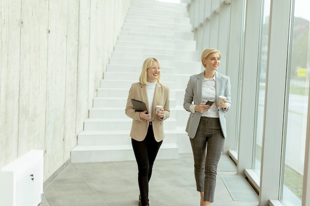 Femmes d'affaires marchant dans le couloir du bureau