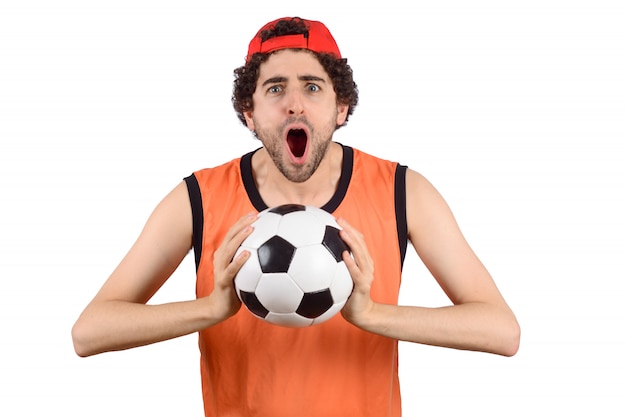 Photo homme hurlant avec ballon de foot.