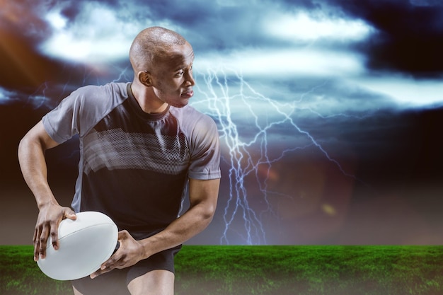 Image composée d'athlète courant avec la boule de rugby