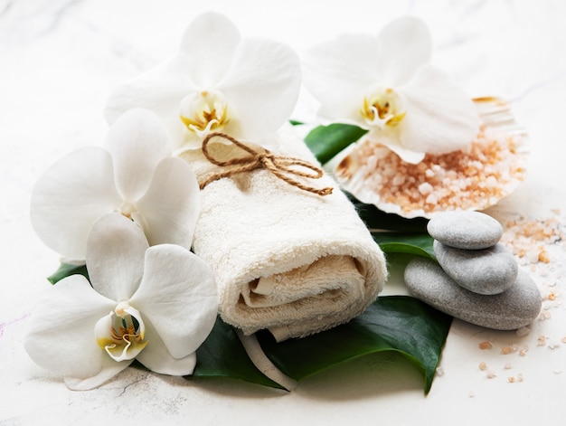 Photo ingrédients naturels du spa avec des fleurs d'orchidées