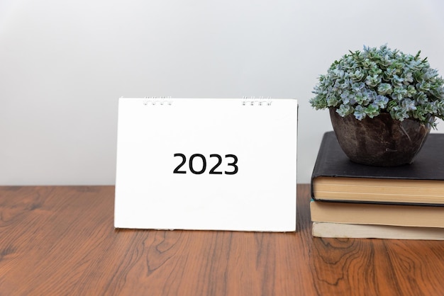 Photo idée d'entreprise concept d'action livre de calendrier 2023 sur fond de bureau