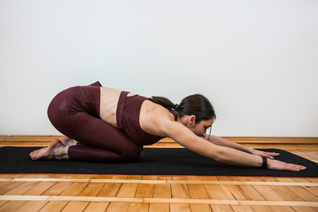 Photo une jeune entraîneuse sportive pratiquant le yoga dans un studio.