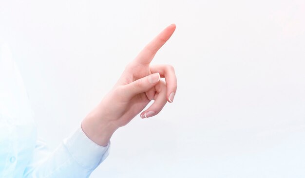 Photo la main d'une femme d'affaires appuie sur un écran transparent