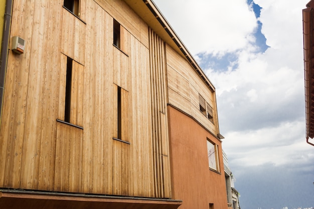 Photo maison en briques de style minimaliste moderne avec revêtement en bois.