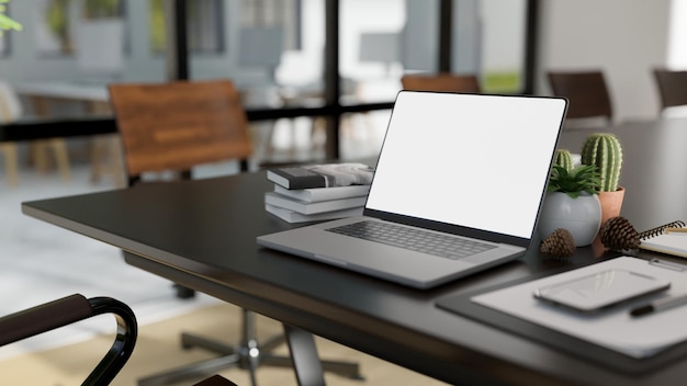 Maquette d'ordinateur portable avec accessoires de bureau sur la table de réunion dans la salle de réunion moderne