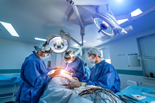 Photo les neurochirurgiens opèrent avec une machine de chirurgie robotique médicale dispositif médical automatisé moderne salle d'opération à l'hôpital avec équipement de technologie robotique bras de machine neurochirurgien