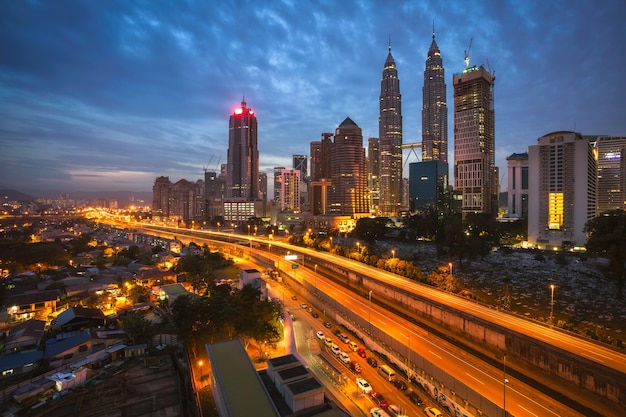 Skyline de la ville de Kuala Lumpur au coucher du soleil