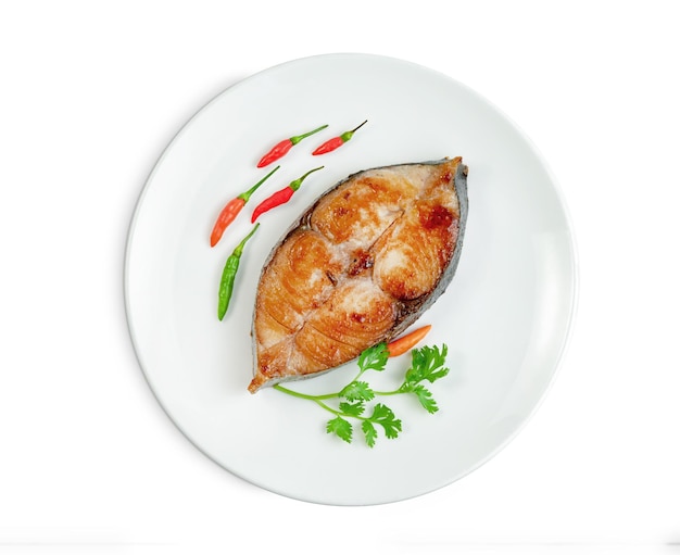 Photo steak de maquereau roi ou de maquereaux tachetés avec plat isolé sur fond blanc frit poisson scomberomorus incluant le chemin de coupe