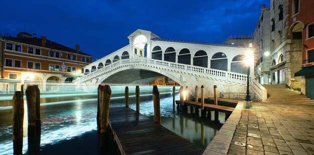 Photo pont du rialto illuminé sur le grand canal à venise, italie la nuit. image panoramique.