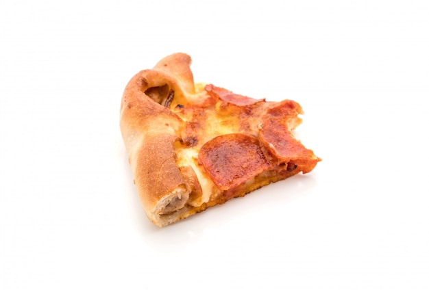 Photo pizza au pepperoni maison sur fond blanc