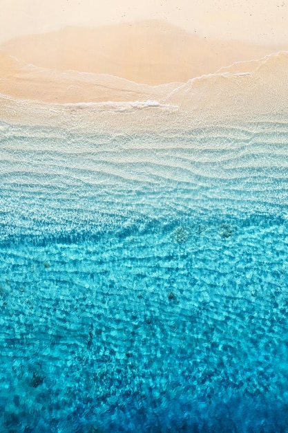 Photo plage et océan en arrière-plan depuis l'air fond d'eau azur depuis la vue de dessus paysage marin d'été depuis le drone gili meno island image de voyage en indonésie