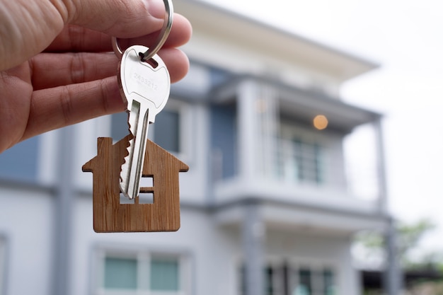 Photo le propriétaire déverrouille la clé de la maison. agents immobiliers, agents de vente.