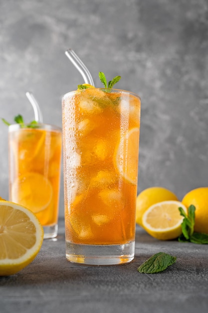 Thé glacé ou cocktail long island avec tranche de citron sur fond sombre copie espace mise au point sélective
