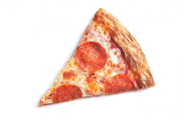 Photo tranche de pizza fraîche italienne classique au pepperoni isolé sur fond blanc. vue de dessus