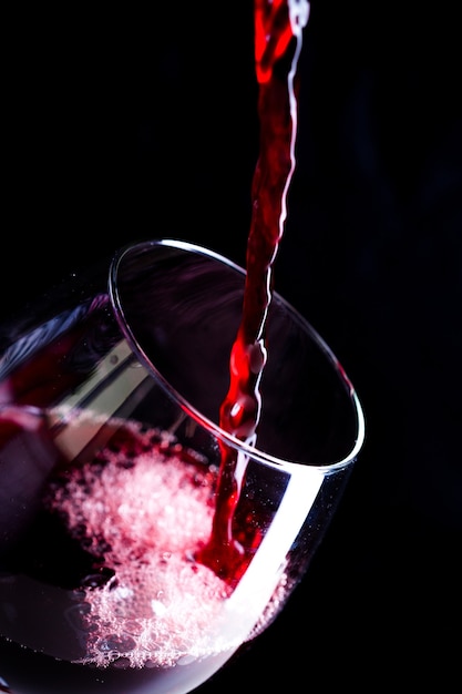 Photo verser le vin rouge dans le verre
