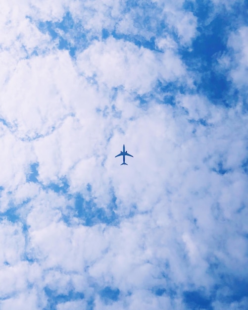 Photo vue à faible angle d'un avion volant dans le ciel